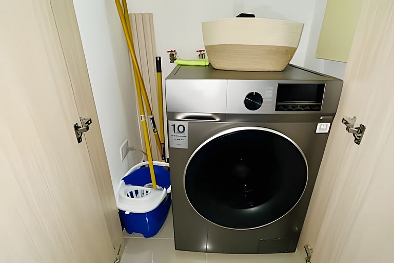 Modern 1BR with Pool and BBQ | Near Downtown